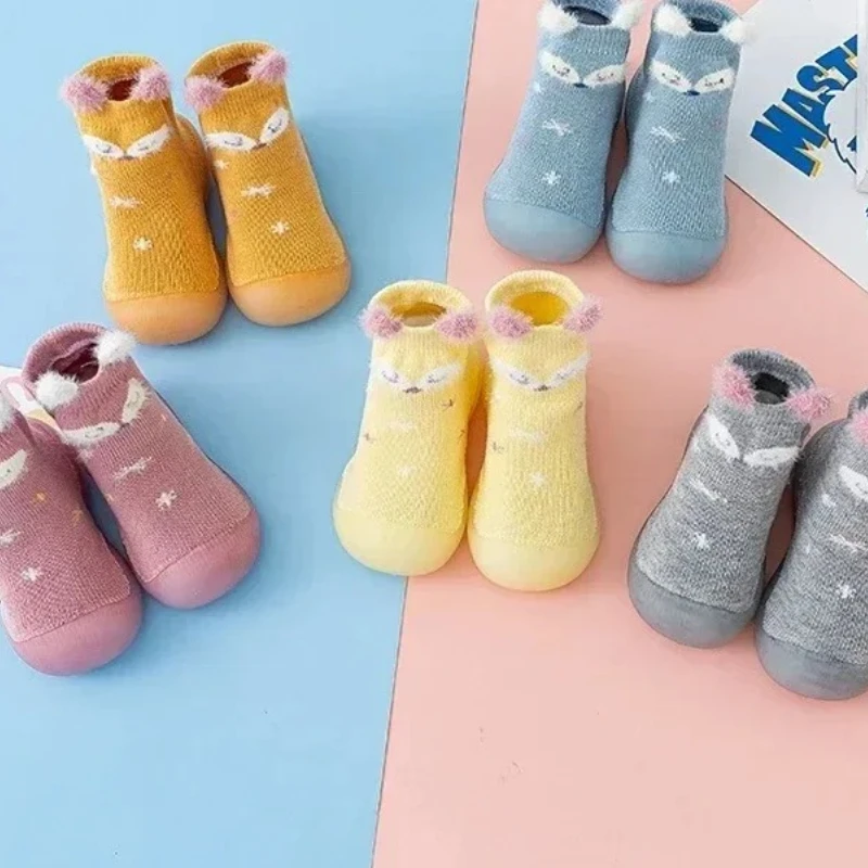 

Милые осенне-зимние новые детские туфли на мягкой подошве для малышей, высокие утолщенные и теплые детские носки-тапочки для дома