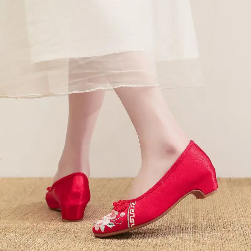 2024 Neue chinesische traditionelle bestickte Damenschuhe mit runder Spitze und niedrigem Absatz, flacher Slip-On-Cheongsam-Schuhe mit Blumen im Ethno-Stil