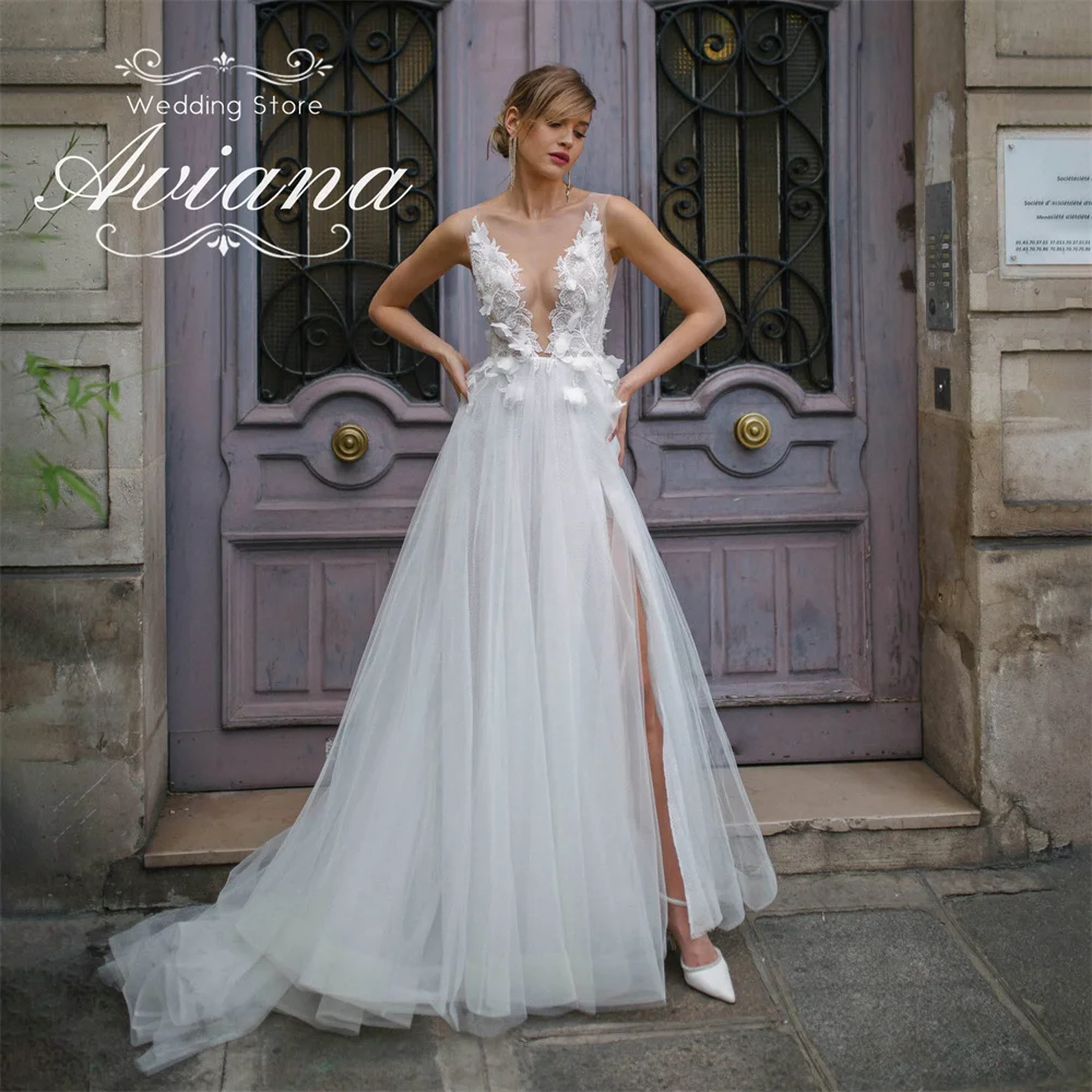 Aviana Maßgeschneidertes Brautkleid in A-Linie mit tiefem V-Ausschnitt und hohem Schlitz, Spitzenstickerei, Blumenapplikationen, Perlen, Sweep-Zug, Tüll, rückenfrei