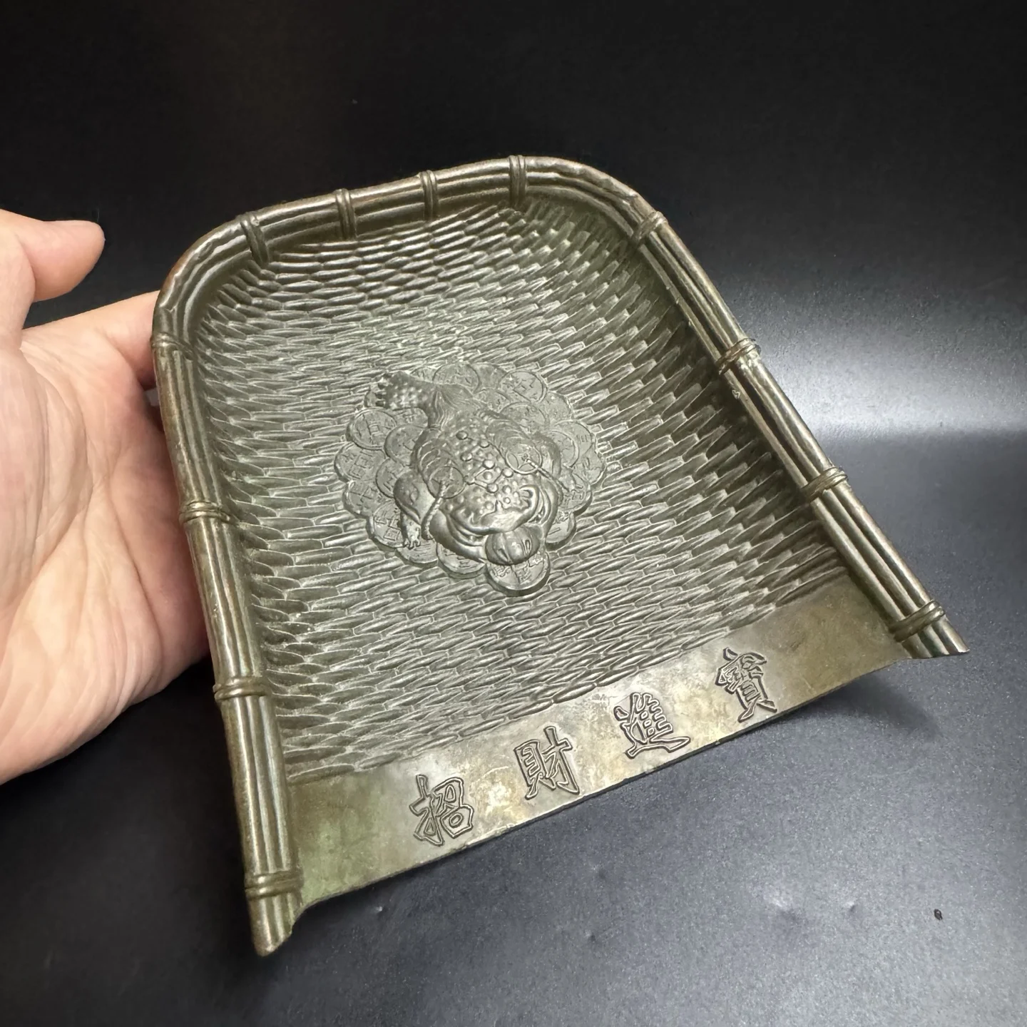 A retro pure copper dustpan for attracting wealth and treasures, a golden toad carved home decoration piece