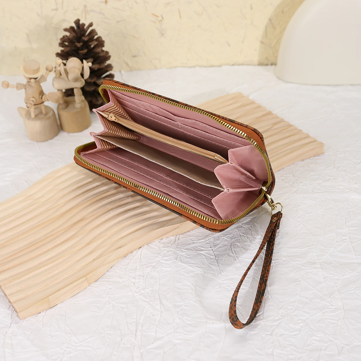 Lange Clutch-Geldbörse im Vintage-Stil mit geprägtem Design, multifunktionalem Reißverschluss, Kreditkarte, Bargeld und Geldbörse.
