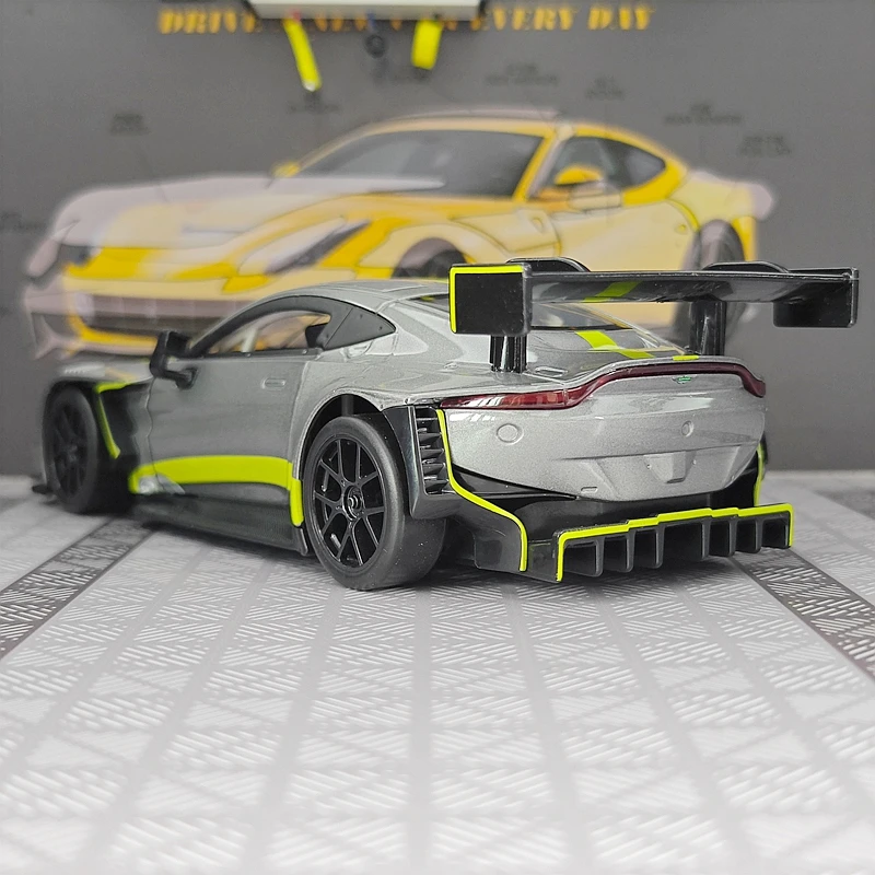 

Модель автомобиля Aston Martin Vantage GT3 из сплава, масштаб 1:22, с открывающимися дверями и капотом, со звуковыми и световыми эффектами.