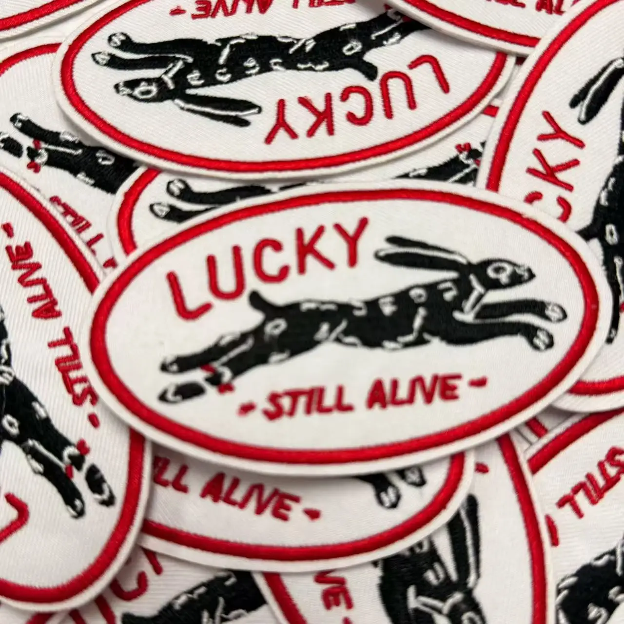 1 pièce Patch brodé 'Lucky Still Alive' à thermocoller ou à coudre, motif lapin de dessin animé, cadeau DIY pour vêtements, casquette, sac, veste, casquette de camionneur