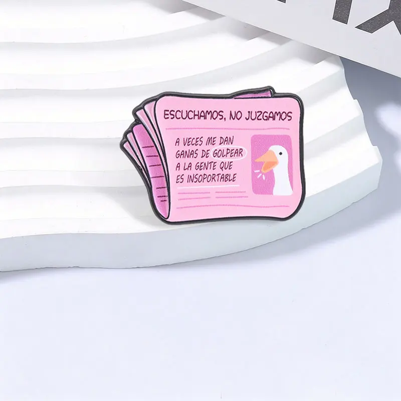 Rosa Zeitungs-Gans-Cartoon-Emaille-Pin, spanischer Humor, „Escuchamos No Juzgamos“ Brosche, Taschen- und Reversnadel, Schmuckgeschenk für Kinder und Freunde – Detail 8