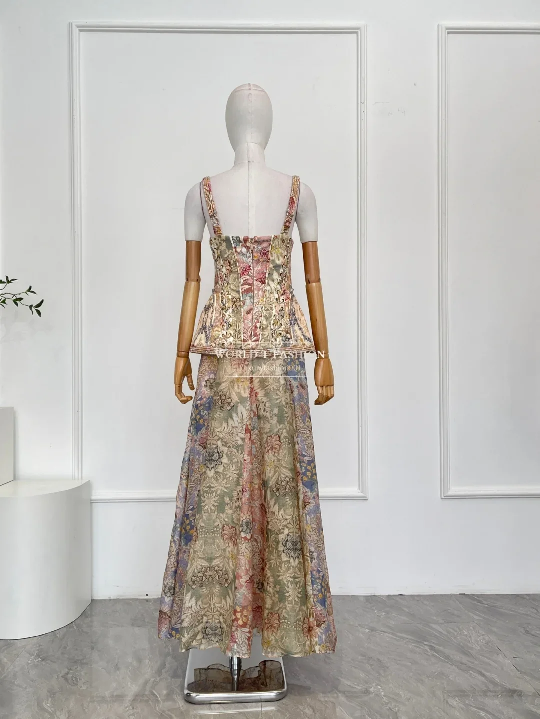 Abito longuette senza schienale senza maniche floreale verde rosa di nuova moda da donna 2025 di alta qualità