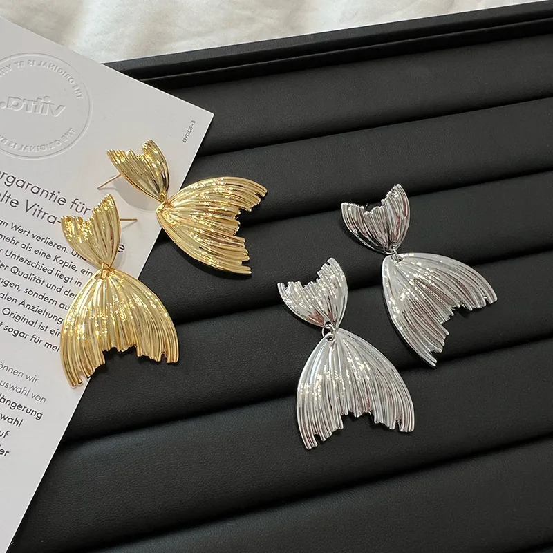 New Simple Metal Style Wrinkle Fishtail Stud Earrings for Women Fashion Personalized Daily Accessory Party Jewelry Birthday Gift