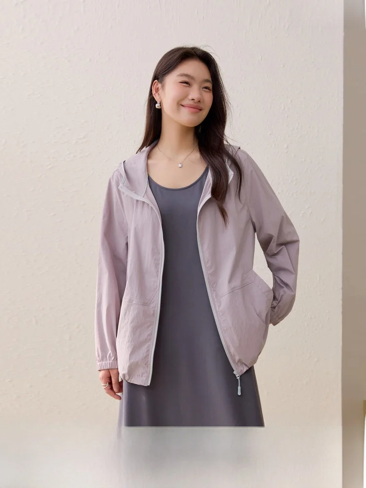 

Простая повседневная спортивная куртка с капюшоном больших размеров для женщин, весенняя коллекция, удобный крой, длинный рукав, на молнии