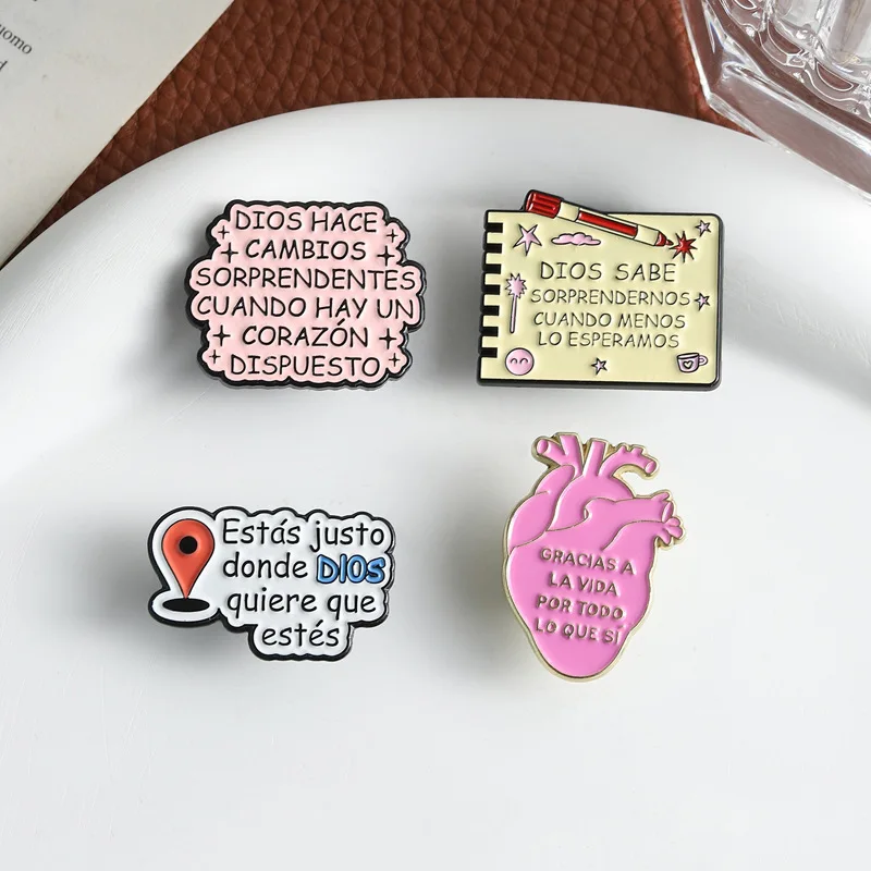 Estás en el lugar donde Dios te quiere - Broches de esmalte con versículos bíblicos en español, citas devocionales, pines, insignias para bolsos y solapas, regalos de joyería