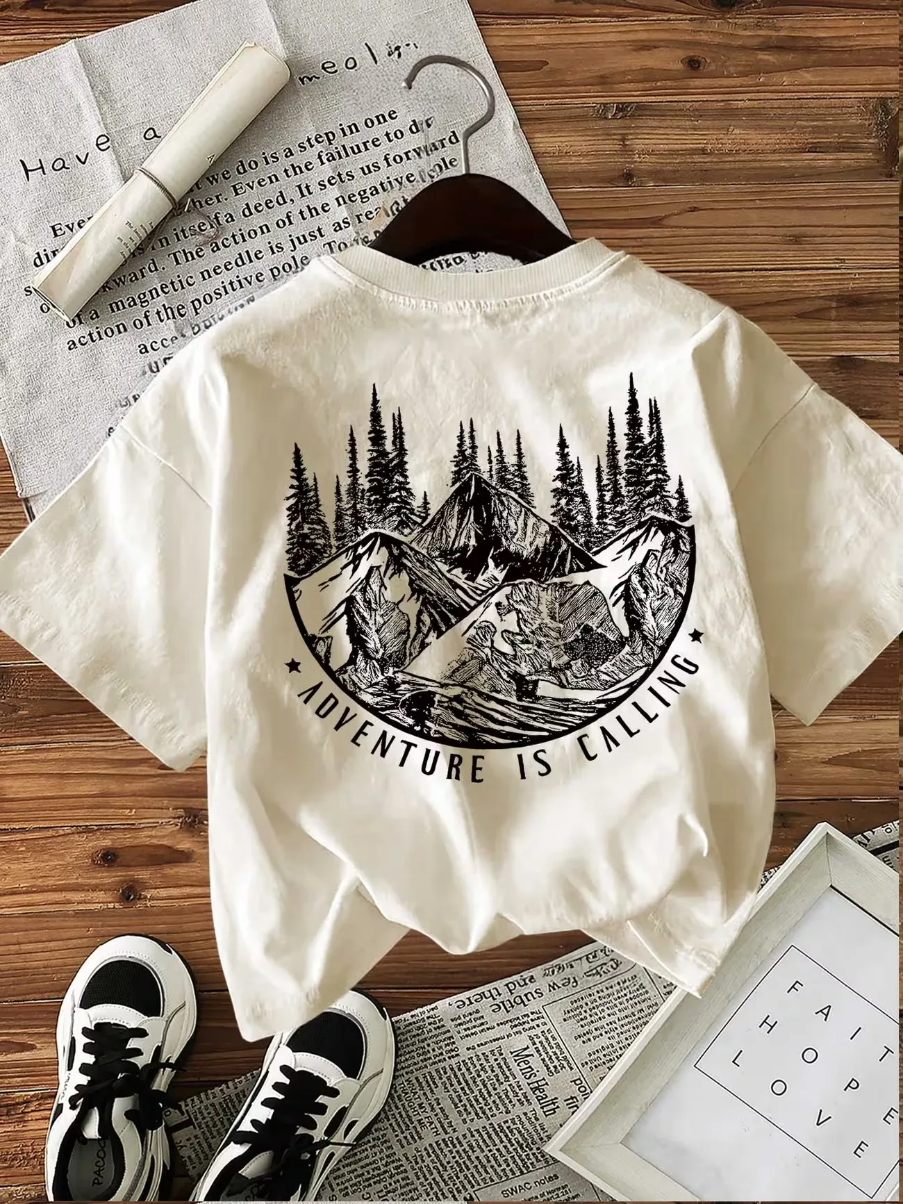 Adventure Is Calling Mountain Forest Baumwoll-T-Shirt für Damen mit Retro-Print, weiches Rundhals-Kurzarm-Oberteil, Vintage-Shirt mit Grafik – Detail 3