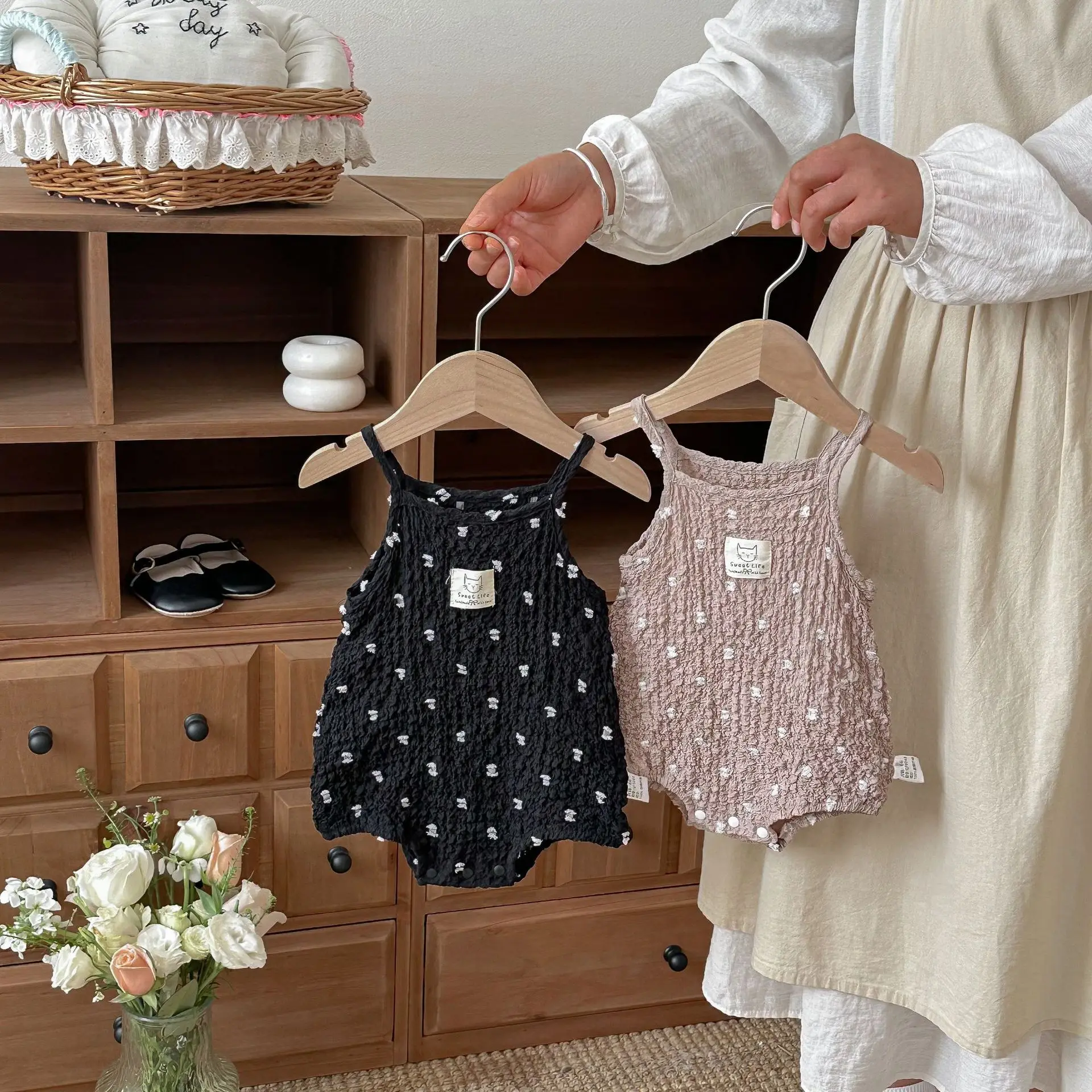 

3-24M Summer Cute Baby Cami Bodysuit Cotton Spotted Fabric Sleeveless One Piece Clothes for Girls Black Infant Romper