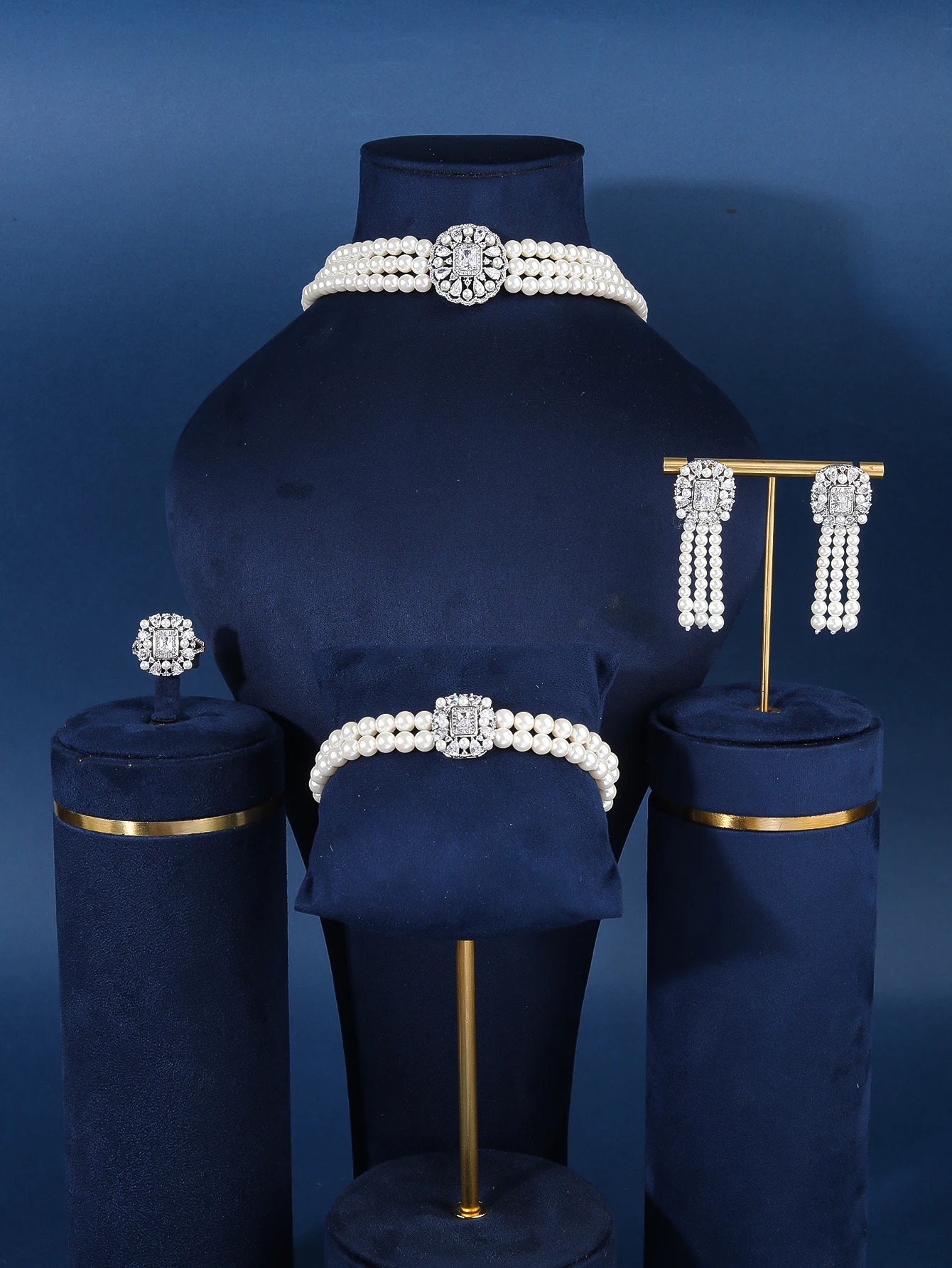 

Элегантный комплект ювелирных изделий с жемчугом и бриллиантами Bride Talk, вневременной роскошный комплект для изысканных случаев, комплект ювелирных изделий из 4 предметов для женщин на свадьбу