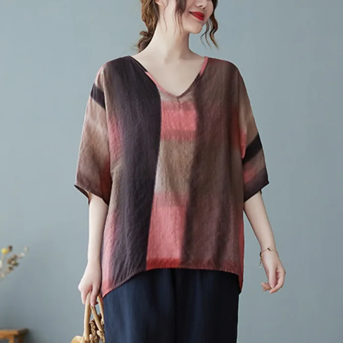 เสื้อยืดคอวีผ้าฝ้ายลินินพิมพ์ลายสีสันสดใส ไซส์ใหญ่สำหรับผู้หญิง แขนทรงปีกค้างคาว ชายเสื้อไม่เท่ากัน สไตล์ลำลอง ใส่ทำงานได้ วินเทจ ทรงหลวม...