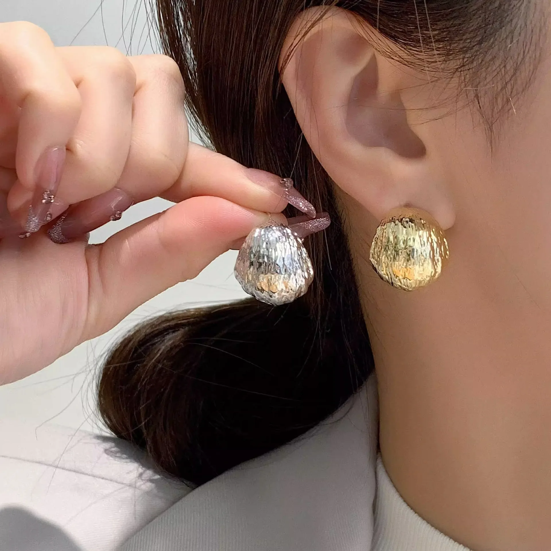 Korean fashionable textured stainless steel small ear studs, Korean-style minimalist and cool earrings for women