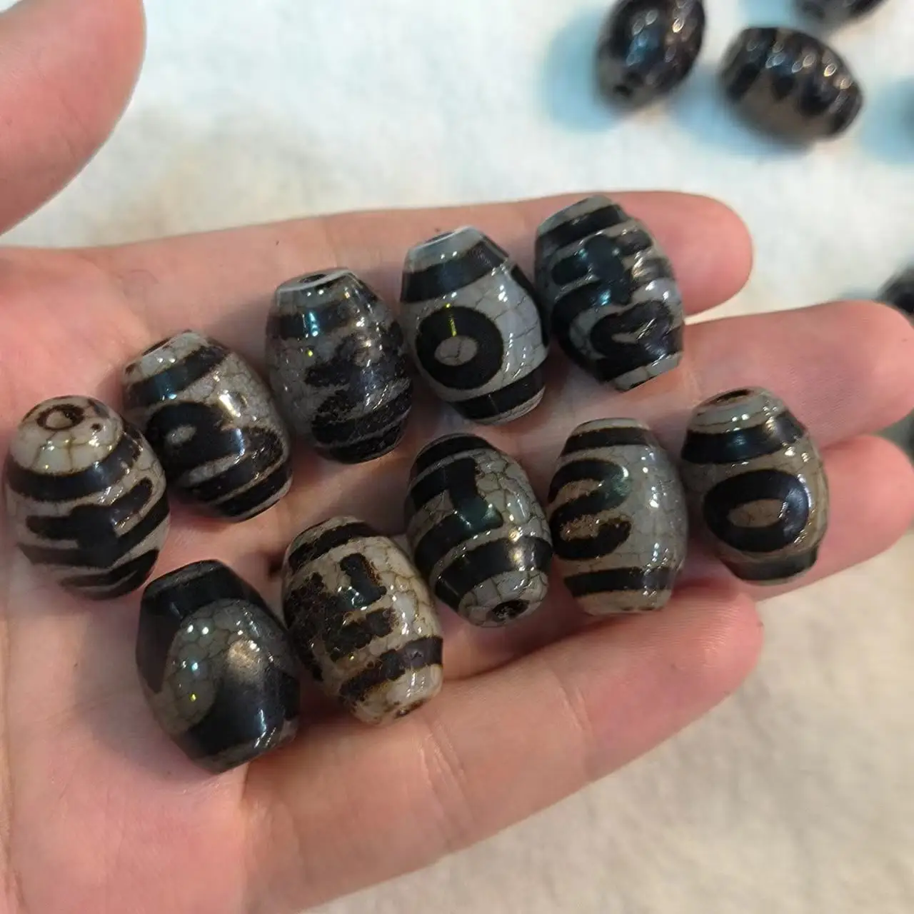 30pcs/lot natural agate dzi wholesale dark grey Dragon scale pattern rare breed Various patterns retro ethnic style gem jewelry