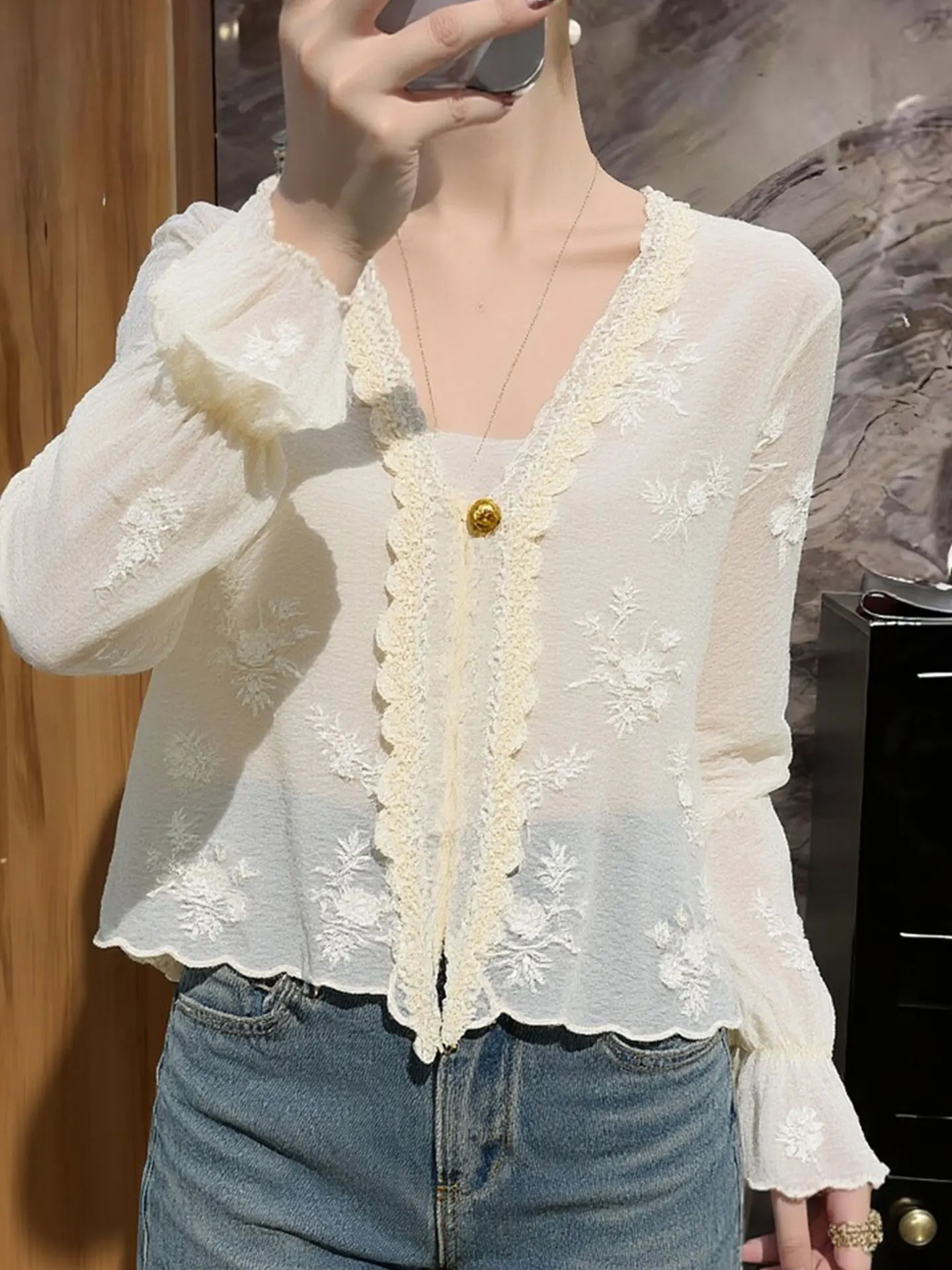 

Элегантный кружевной топ с V-образным вырезом для женщин: модный, трендовый, весенний, высококачественный, в корейском стиле, прямого кроя, с длинными рукавами, из шелка.