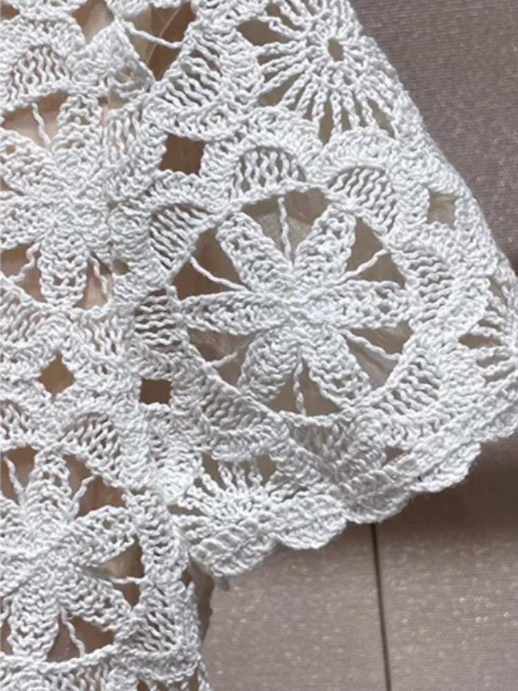 Eleganckie, słodkie sukienki szydełkowe z koralikami na lato 2025, ażurowe, z kwadratowym dekoltem, modne, dopasowane, do biura, długość przed kolano.