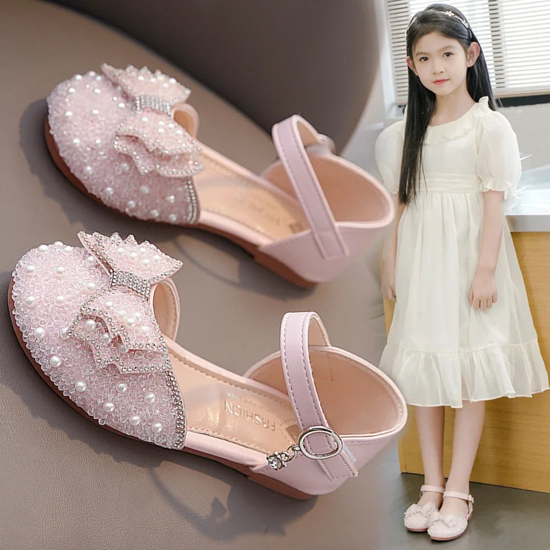 

Летние сандалии для девочек, корейская кожаная обувь на мягкой подошве, детская обувь принцессы с кристаллами, полые сандалии на плоской подошве с бантиками и жемчугом на липучке
