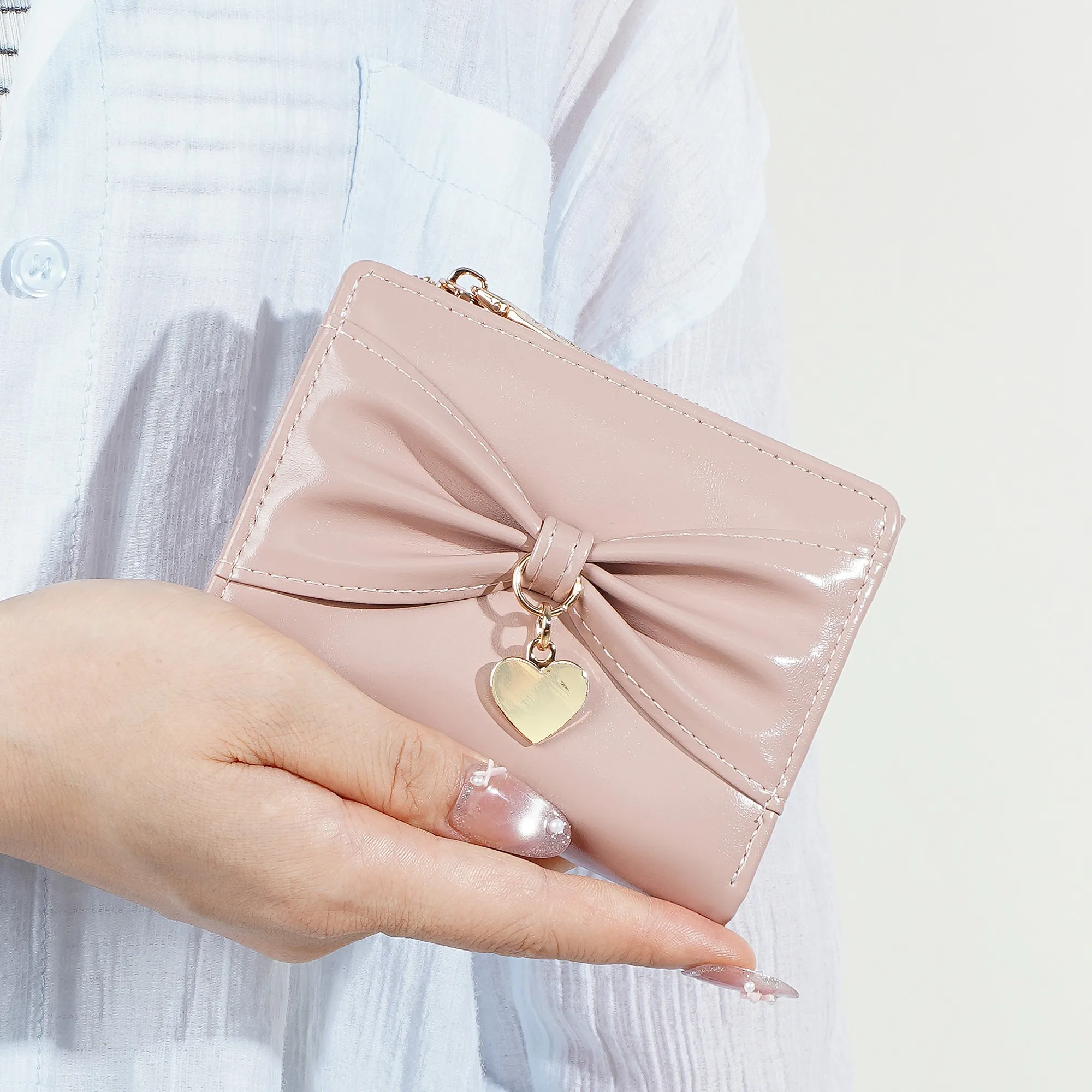 1 Stück Damen-Mini-Geldbörse mit Schleifenmuster, tragbare Münztasche in Herzform, leichte Taschen-Geldbörse für Reisen und Urlaub, einfarbige, minimalistische Kartenhülle, süße Geldbörse in Dopamin-Farben für Mädchen, das perfekte Geschenk für Mädchen. – Detail 12