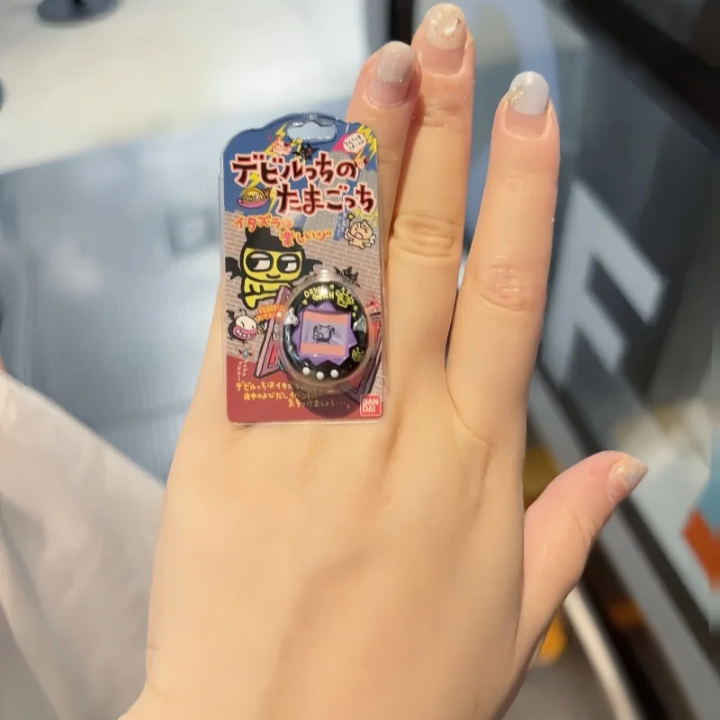 Disponibile Nuovo autentico V4 macchina elettronica per animali domestici gioco styling anello anello capsula giocattolo decorativo il miglior regalo di compleanno per le ragazze