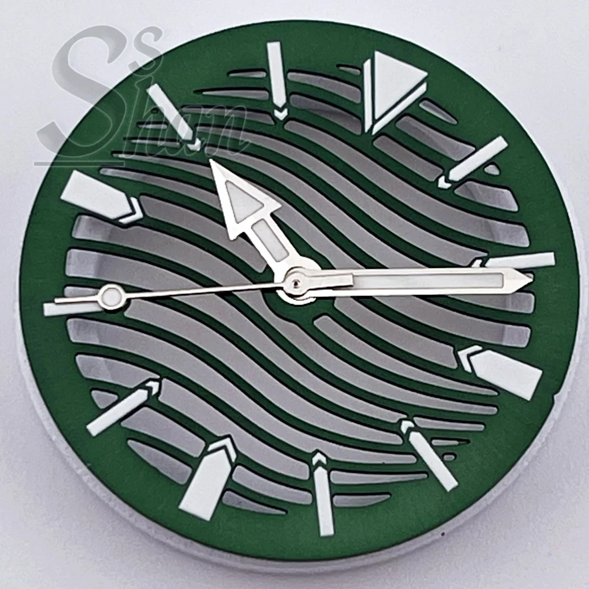 Das 29-mm-Skelett mit skelettiertem Zifferblatt ist in Schwarz, Blau, Grün und Silber C3-Lumineszenz erhältlich, geeignet für die NH70-NH72-Uhrwerke