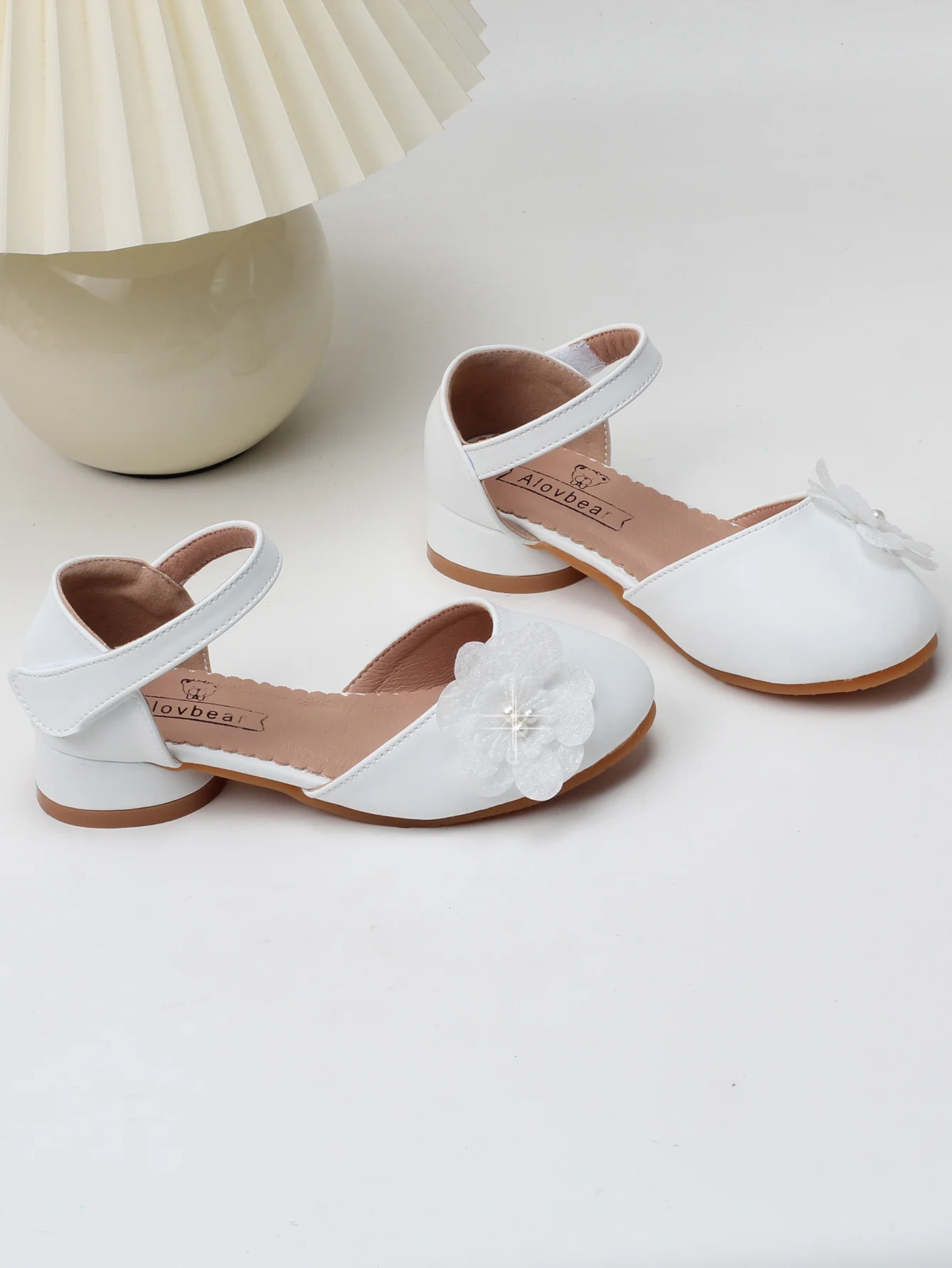 White girl flat shoes summer new comfortable and non slip children\'s princess shoes flower decorated little girl hollow sandals