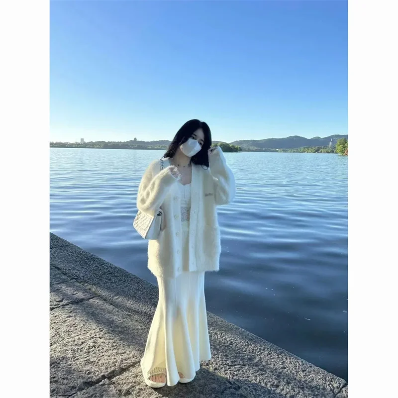 2025 ใหม่สีขาว faux Mink FUR เสื้อสเวตเตอร์ถัก,สไตล์วิทยาลัยผู้หญิงฤดูใบไม้ผลิและฤดูใบไม้ร่วงขี้เกียจหลวม V คอถักเสื้อ