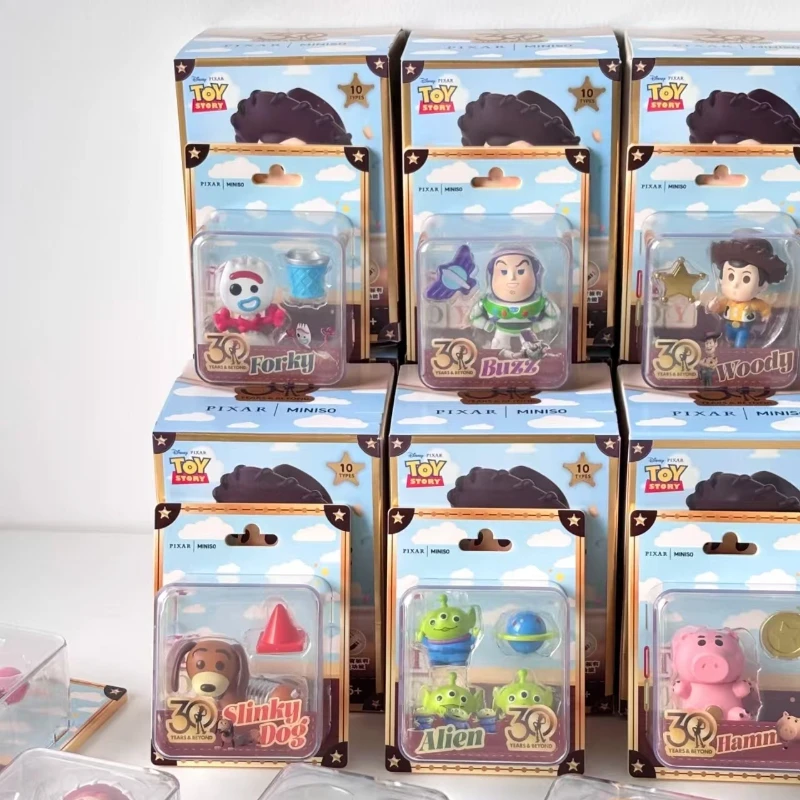 MINISO Toy Story Pixar Play مع سلسلة بطاقات معلقة غير محدودة صندوق أعمى أنيمي الطنانة الخفيفة مغناطيس الثلاجة هدايا العيد