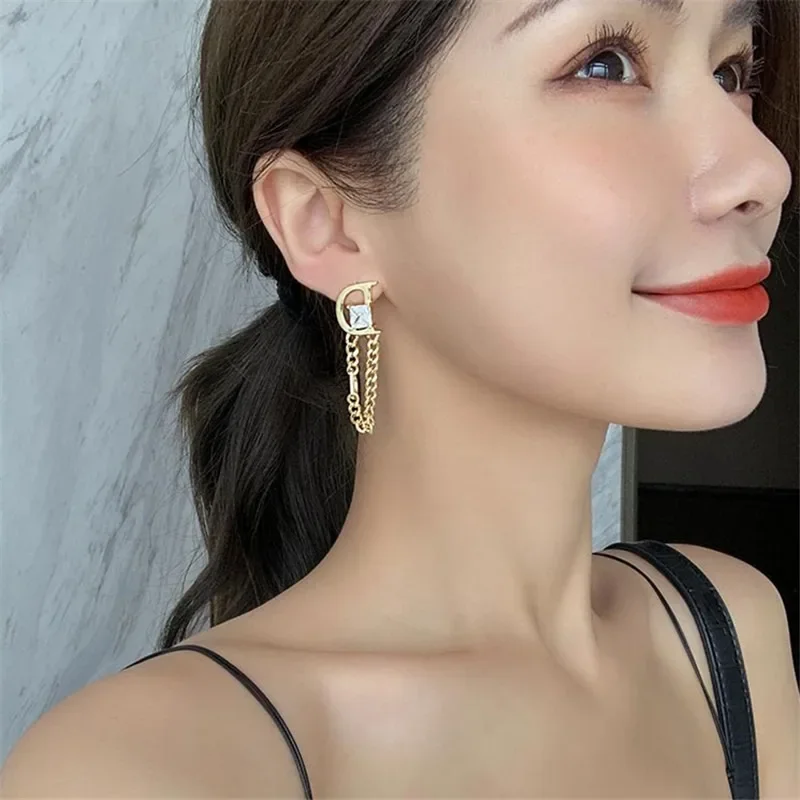 Fashion Brand Jewelry Elegant Letter D Earrings Vintage French Style Tassel Stud Earrings for Women Party Accessories Gifts