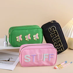 Trousse de maquillage en nylon avec fermeture éclair pour femme, patch preppy mignon, sac à cosmétiques, poudres de toilette, cadeaux personnalisés de voyage initiaux