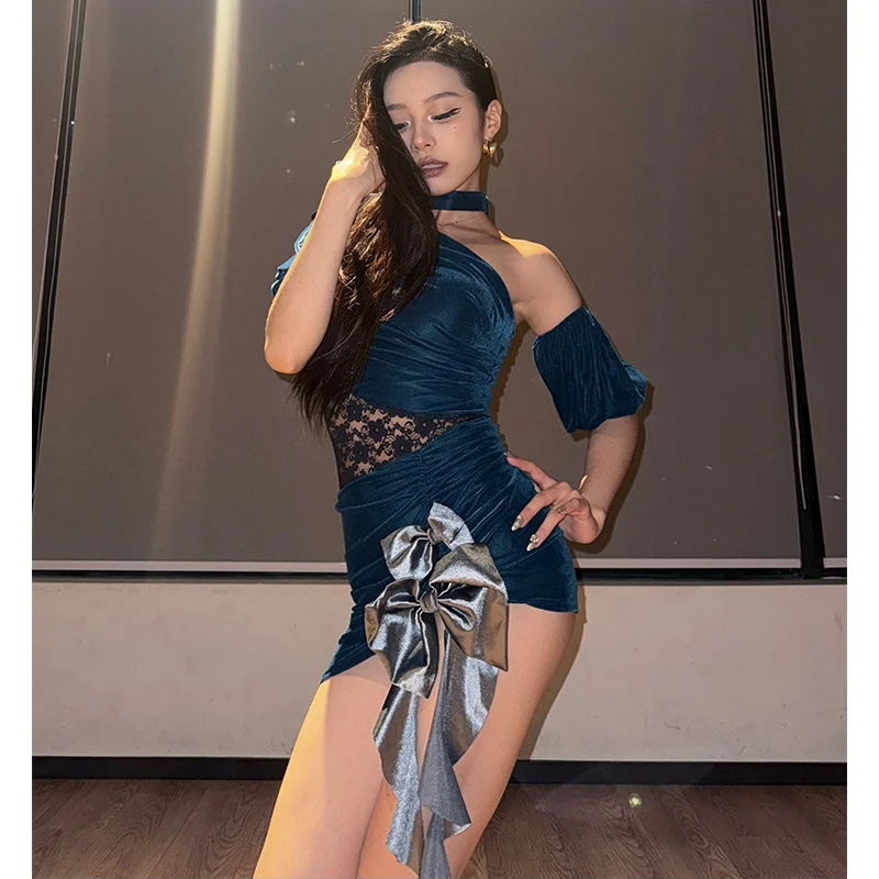 Latin Dance เสื้อผ้าผู้หญิงลูกไม้ไม่สม่ําเสมอสั้นชุดปาร์ตี้ Salsa Rumba เต้นรําผู้ใหญ่ฝึกชุด DNV24250