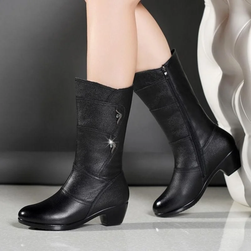 Bottes mi-mollet en cuir véritable pour femmes, chaussures, noir, genou, fermeture éclair, chaud, peluche, grande taille, mère, dames, femme, hiver, nouveau