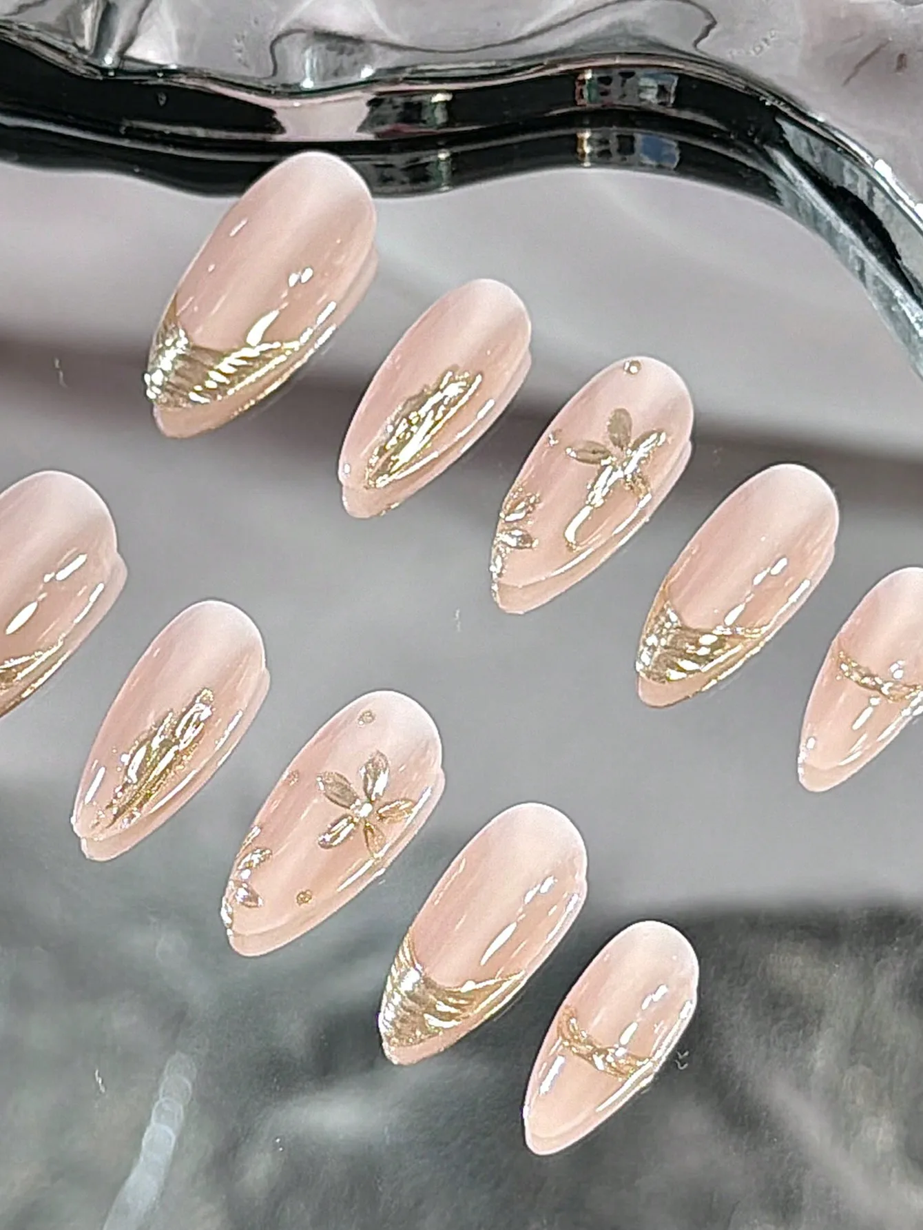 10 قطع من الأظافر المزيفة المصنوعة يدويًا مع ماغنوليا ذهبية وبودرة مرآة - بسيطة وأنيقة وراقية #4