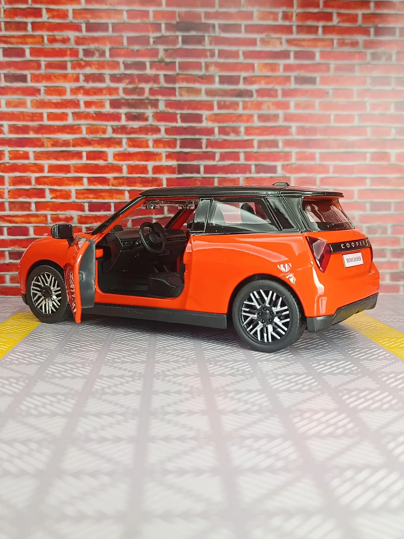 

1:28 BMW mini Cooper новая модель автомобиля из энергетического сплава, акустооптическая детская игрушечная дверь с откатным механизмом можно открыть.