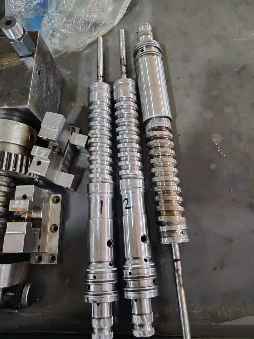 SAIC Hongyan Genlyon Scatola sterzo 3401010-T3800 DONGFENG Albero a vite senza fine sterzo per camion 8098957130 Albero sterzo 8098957111