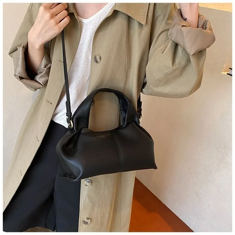 Mini-Halbmond-Umhängetasche, kompakt & stilvoll mit Wildleder-Finish und Bärenmotiv, kleine Kapazität für alltägliche Freizeitaktivitäten & Arbeit – Detail 7