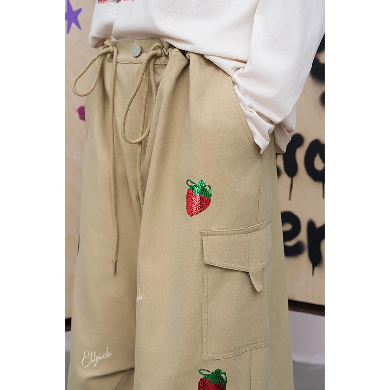 ELFSACK 2025 Autumn New Arrival Sweet Edgy Strawberry Embroidery Cargo Pants Wide Leg Drawstring Waist For Woman