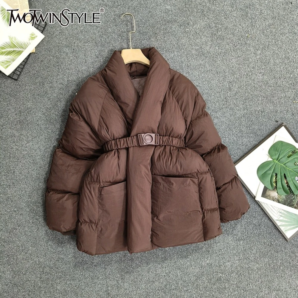 

TWOTWINSTYLE Повседневные однотонные теплые пуховики для женщин с V-образным вырезом, длинными рукавами, поясом, зимнее элегантное пальто KJAB518439