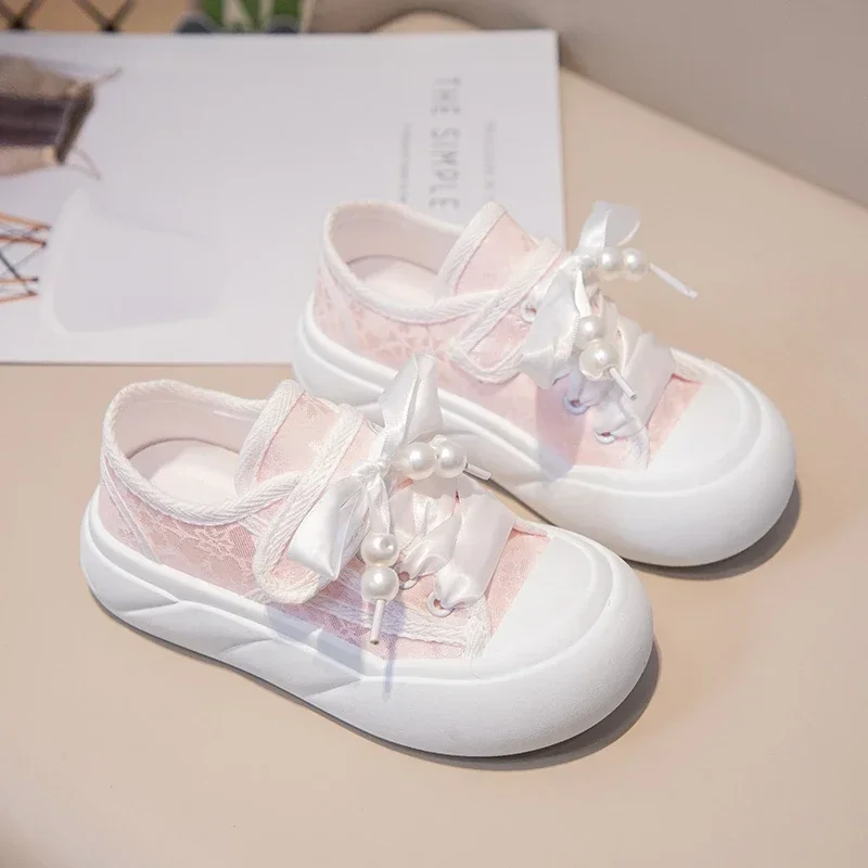 Zapatos versátiles de lona con perlas para niñas, zapatillas informales de encaje transpirable, suelas suaves bajas, zapatos de tablero para niños