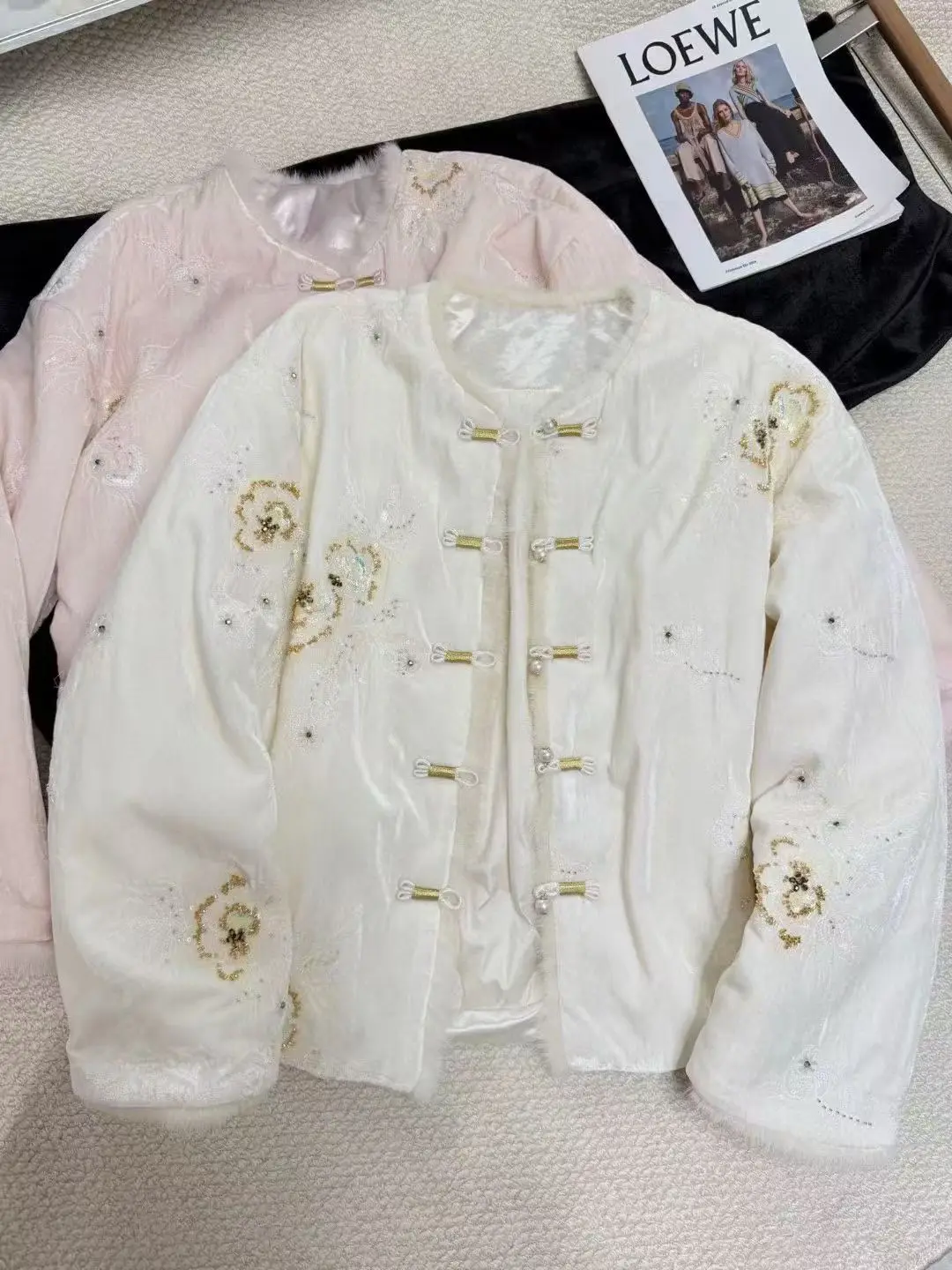 ملابس نسائية جديدة على الطراز الصيني لشتاء 2025 سترة عصرية ودافئة مع تطريز مطرز بالخرز الوردي والأبيض