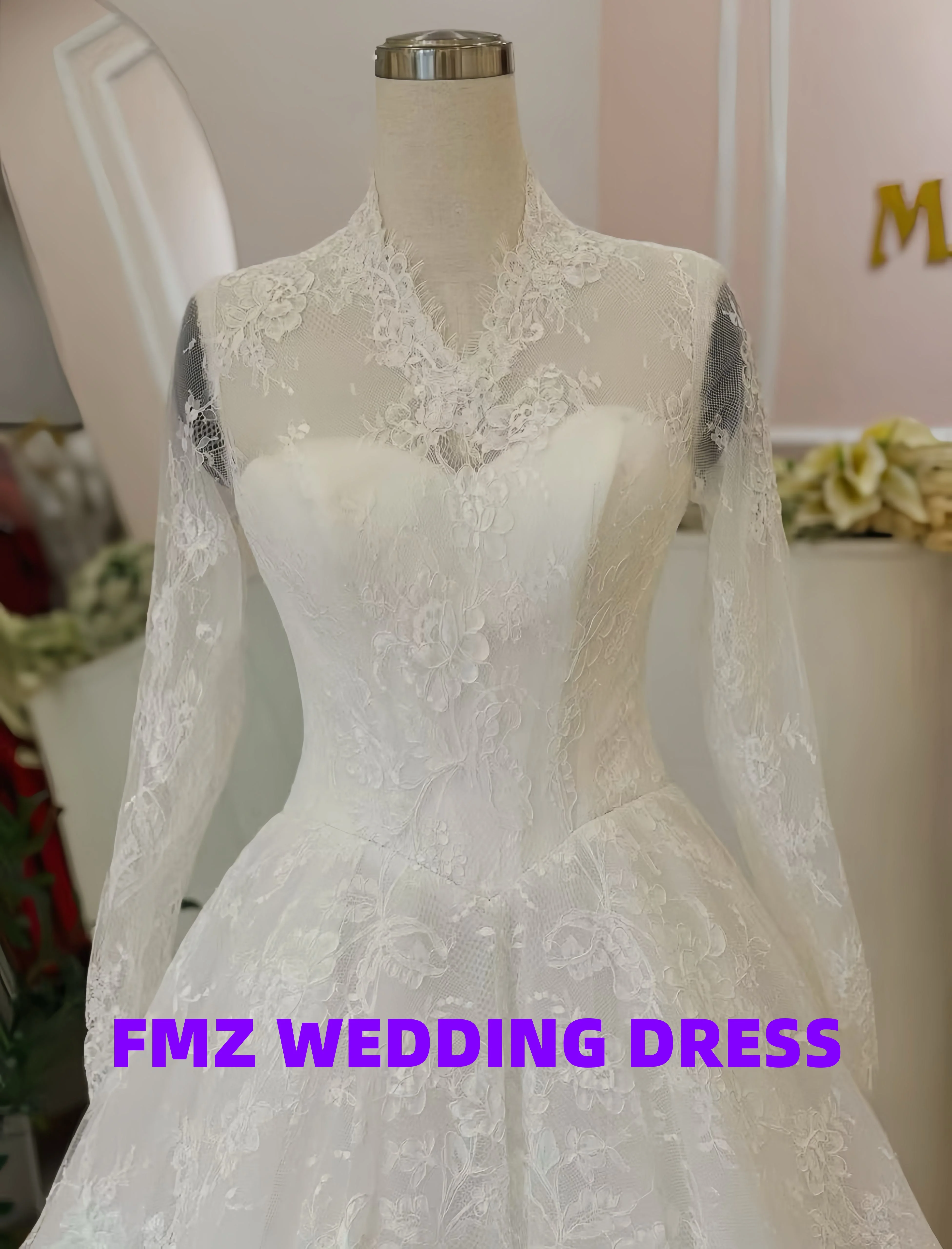 Abito da sposa elegante in pizzo A-LINE a maniche lunghe con scollo a V personalizzato Amanda novias abiti da sposa Amanda's novias