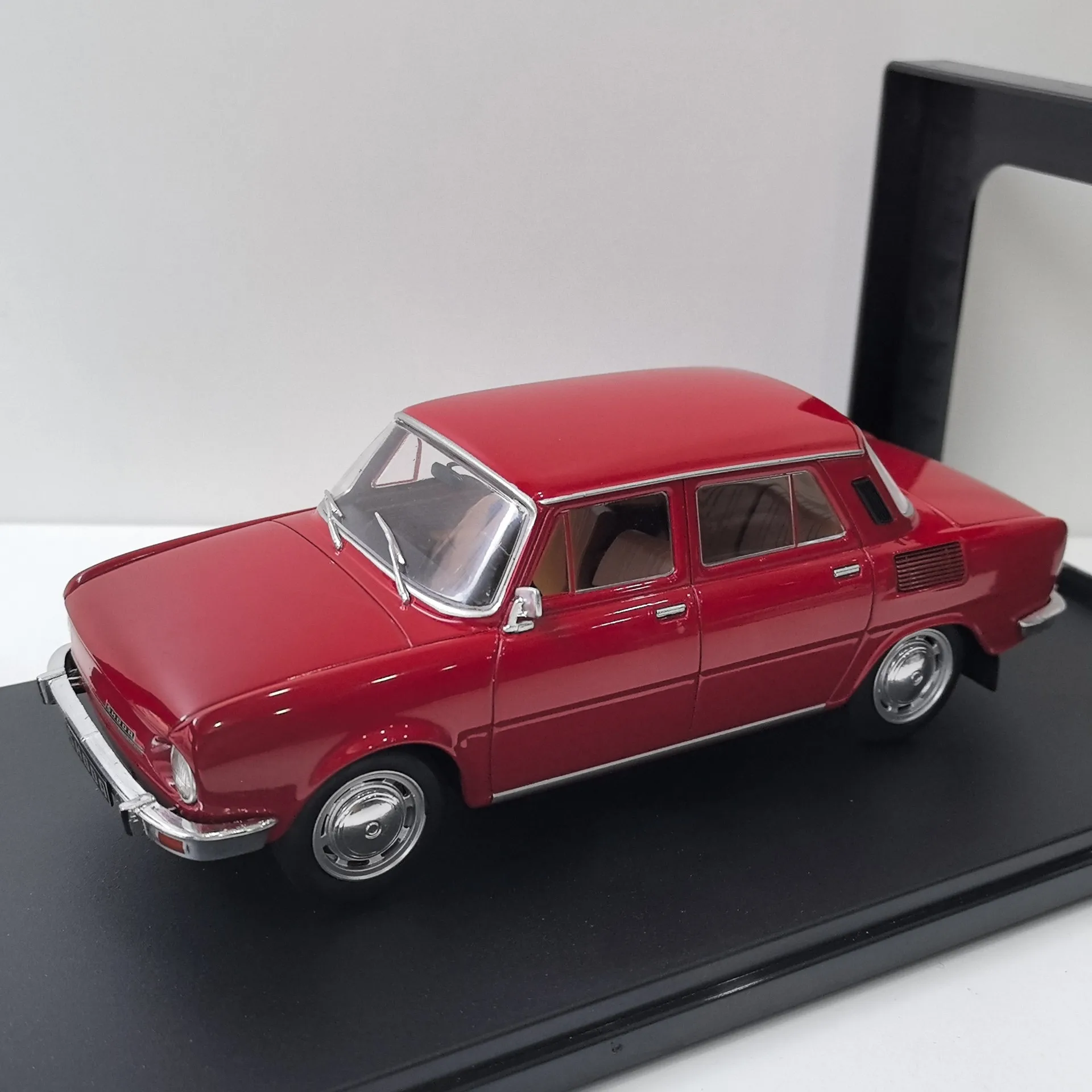 

Diecast WHITEBOX 1/24 Scale SKODA 100L 1974 Skoda Alloy Car Model Collectible Toy Gift Souvenir Display Ornament
