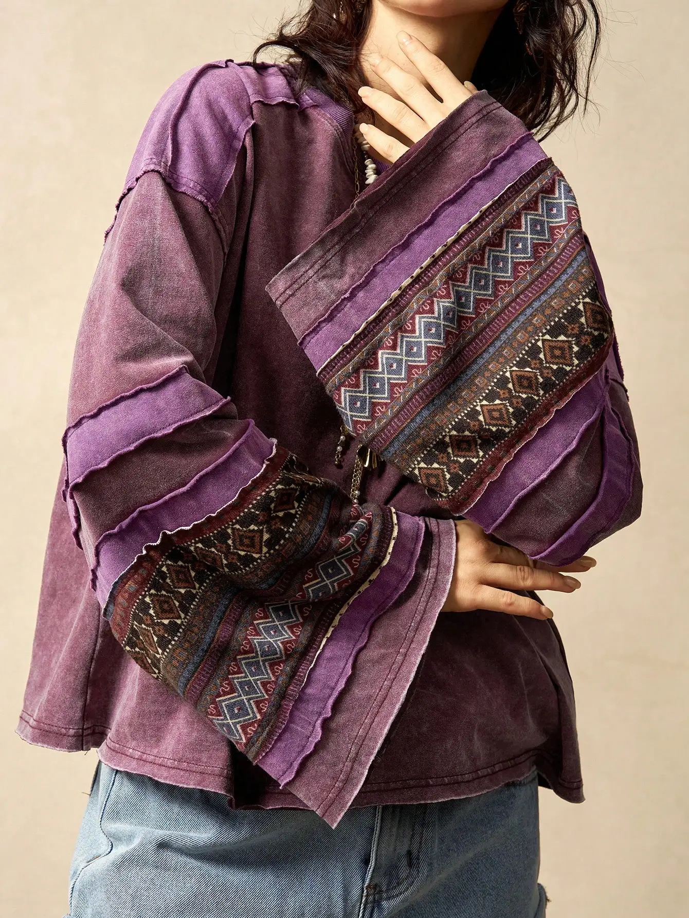 

Фиолетовая свободная трикотажная футболка с этническим пэчворком и рваным краем