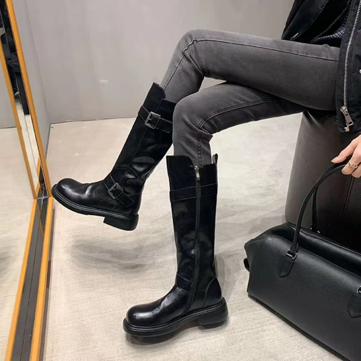 

Женские рыцарские сапоги на толстой подошве с двойными пряжками и боковыми молниями, уличные короткие сапоги с круглым носком, модные теплые зимние сапоги