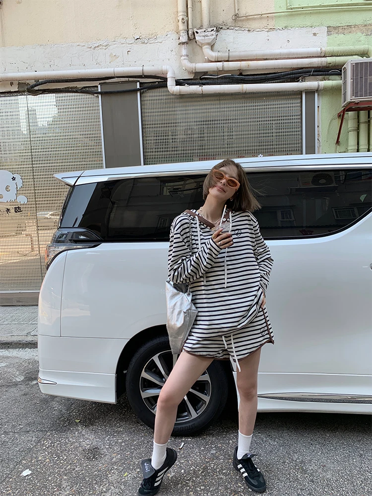 

Комплект из полосатой толстовки с вышивкой и шорт 3C: весенний, с V-образным вырезом, в стиле колор-блок, свободный, повседневный, скрывающий недостатки фигуры, с эффектом похудения