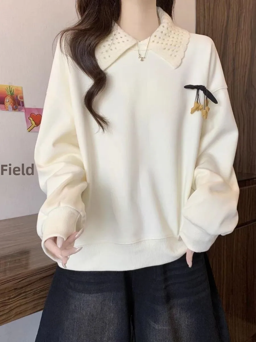 سترة نسائية مبطنة مطرزة بمقاسات كبيرة مع ياقة بيبي دول، تصميم نحيف يغطي الكتفين، مناسبة لجميع المواسم