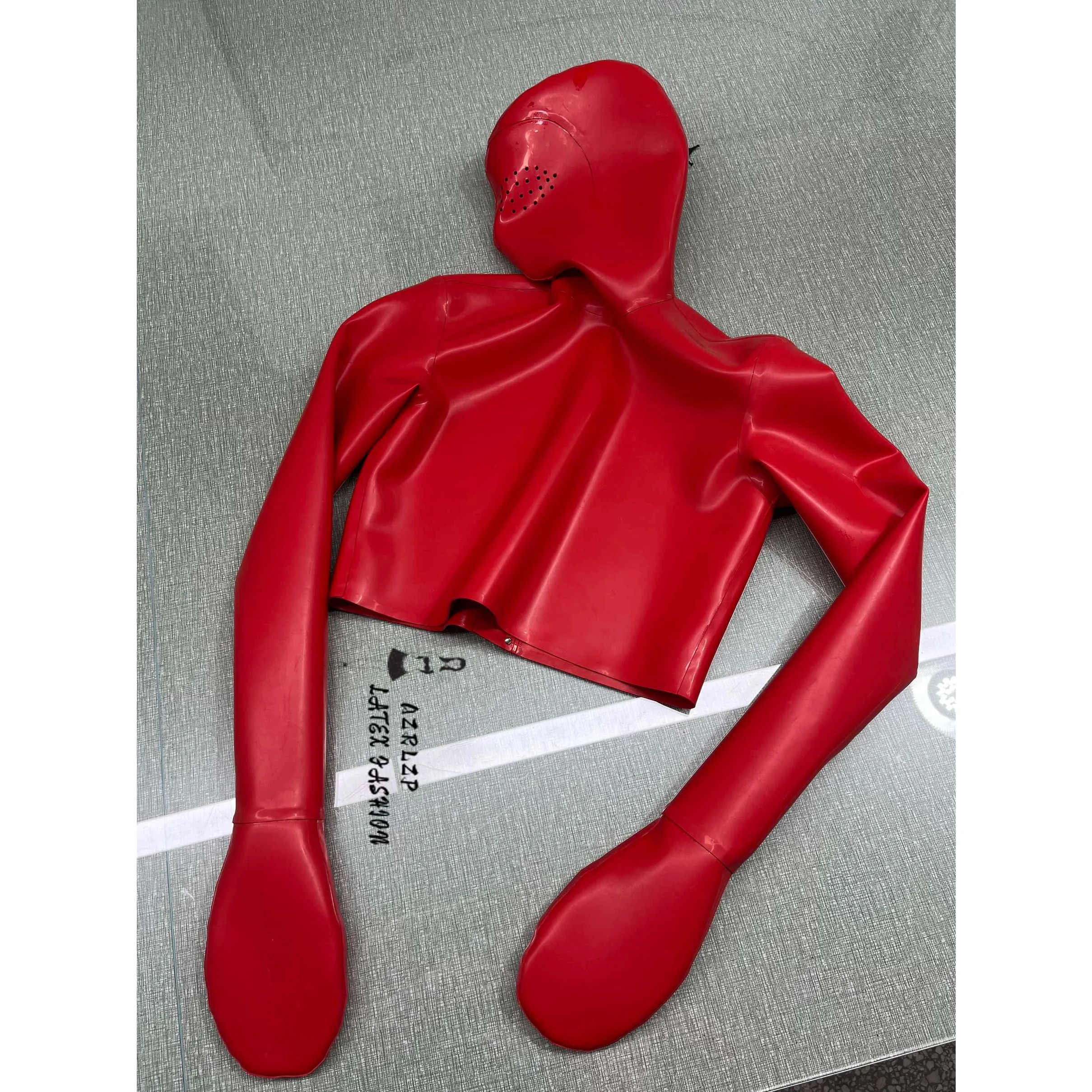 Rode latex top van 1,0 mm dik met capuchon, handschoenen en afsluitbare rits