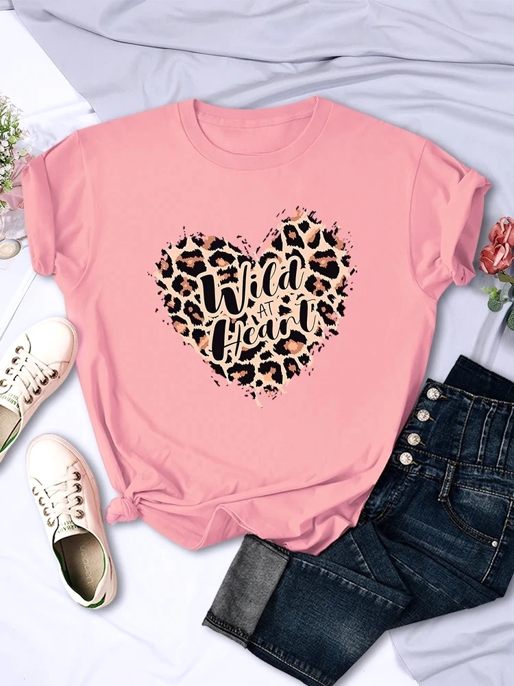Camiseta con estampado de leopardo salvaje en el corazón para mujer, camisetas informales cómodas de manga corta transpirables, ropa