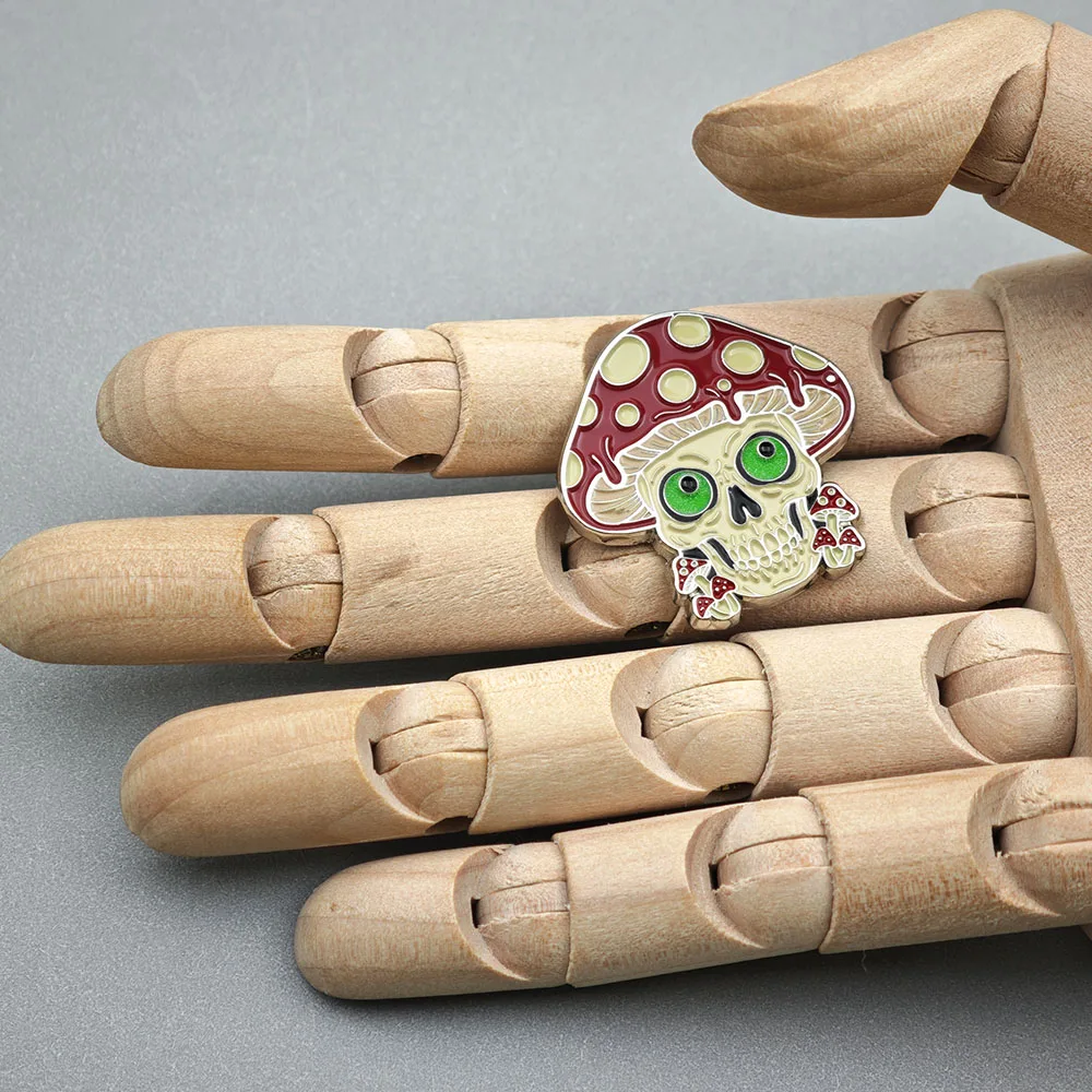 Im Dunkeln leuchtender Pilz-Totenkopf-Emaille-Pin, rote Pilz-Brosche, psychedelische Anstecknadel, Gothic-Halloween-Schmuckgeschenk – Detail 8