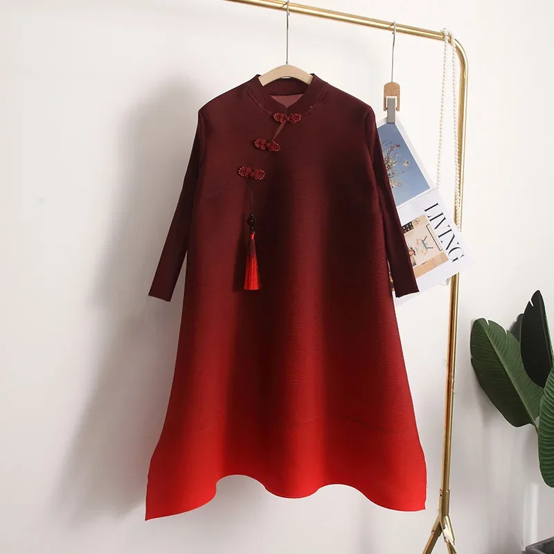 Miyake ชุดเดรสจับจีบสำหรับผู้หญิง, ชุดเดรสหลวมไซส์ใหญ่สบายคอปกตั้งไล่ระดับสีสไตล์ใหม่สำหรับฤดูร้อน2024