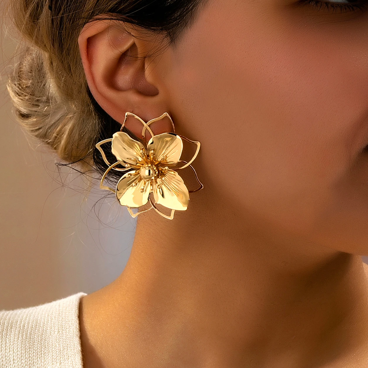 Women's Earrings: Women's Hollow Flower Earrings, Sweet and Romantic, Suitable for Daily Wear and Vacation Wear